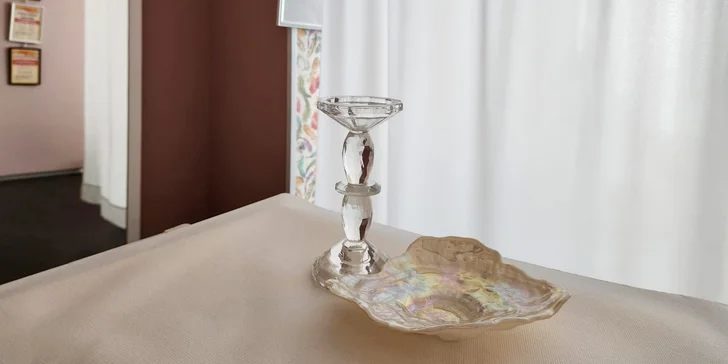 Dvouvrstvá medová masáž trvá 60 minut, využívá reflexní zóny zad a stimuluje činnost vnitřních orgánů. 