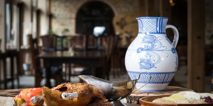 Menu má celkem tři chody: consommé, 1/4 husy a švestkový koláč. 