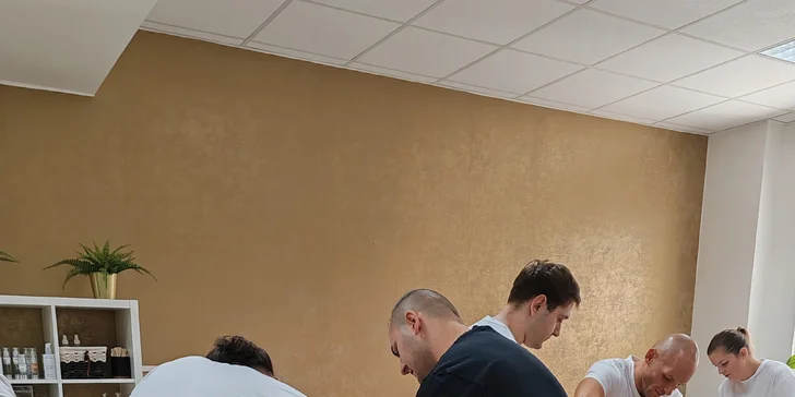 Maderoterapia tváre kombinuje lymfatickú drenáž so špeciálnymi drevenými valčekmi pre omladenie pleti.