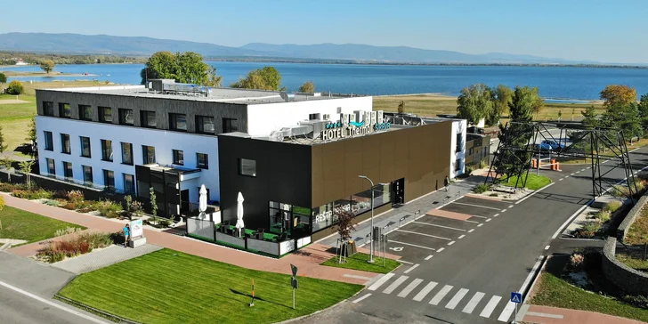 Hotel stojí přímo na břehu Zemplínské šíravy, které se přezdívá slovenské moře. 