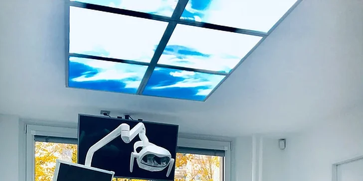Chirurgický zákrok probíhá pod povrchovou a injekční anestezií a součástí implantátu je i vhojovací váleček.