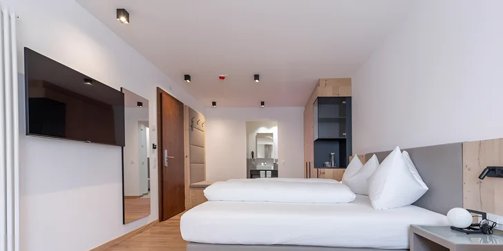 Ten zahrnuje manželskou postel, TV, minibar a bezplatné připojení k Wi‑Fi. 