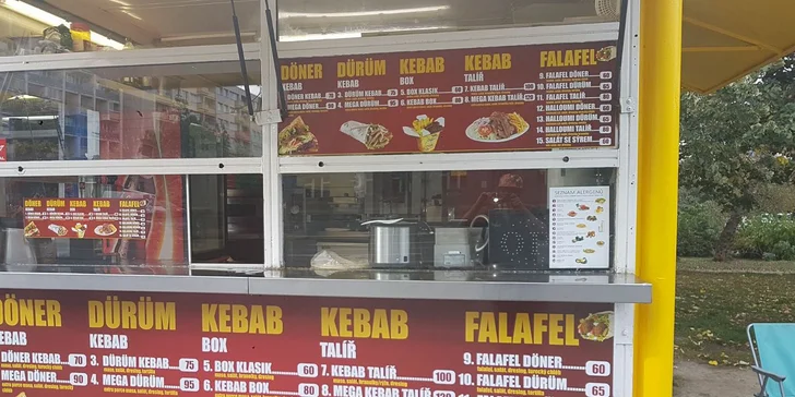 Žlutý stánek najdete u výstupu z metra na Evropské ulici. 