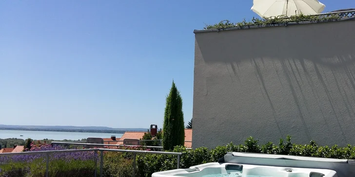 Relax ve vířivce si užijete i na hotelové terase s barem a výhledem na Balaton.