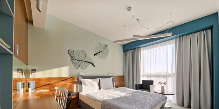 Čekají na vás velké pohodlné postele, LED TV, sejf, minibar, telefon, pracovní stůl a koupelna se sprchou a fénem.