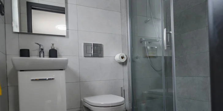 Samozrejme nechýba kúpeľňa s toaletou a sprchou s termostatickou hlavicou.