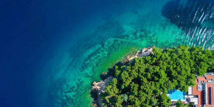 Hotel sa pýši krásnou lokalitou, je totiž ukrytý v sviežom borovicovom háji letoviska Plava.