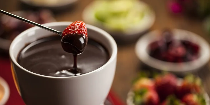 K relaxaci dostanete lahev vína a čokoládové fondue s ovocem.