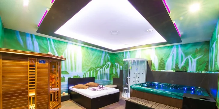 Zelený svět s vodopády, to je hydromasážní vana, infrasauna, parní kabina, lehátka, Smart TV plná zábavy, ochlazovací sprcha.