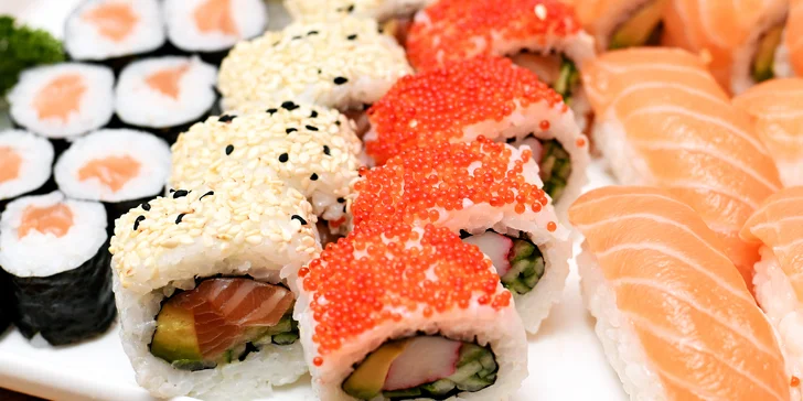 Rozmanité jsou jak co do náplní (losos, tuňák, krevety, úhoř, okurka aj.), tak do způsobů úpravy (maki, california, unagi, nigiri).