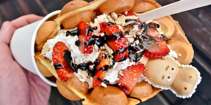 Sestavte si vlastní vafli s pořádnou porcí šlehačky, ovoce a dalších dobrot