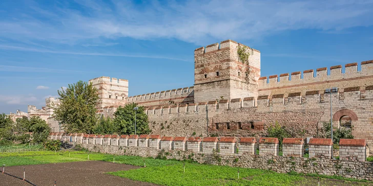 Navštivte rovněž pevnost Yedikule, vč. vězení, kde byli drženi i někteří byzantští císaři. 
