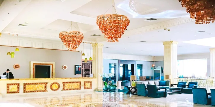 Luxusní pětihvězdičkový resort vás na první pohled upoutá svou moderní architekturou.