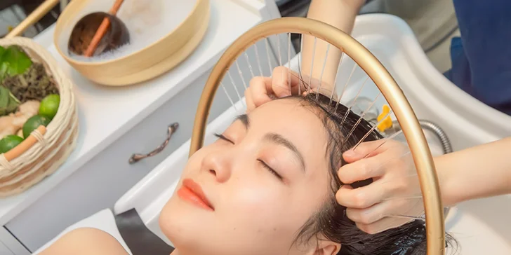 Na výběr jsou zkrášlující procedury od kosmetiky, přes manikúru a pedikúru až po luxusní rituál head spa.