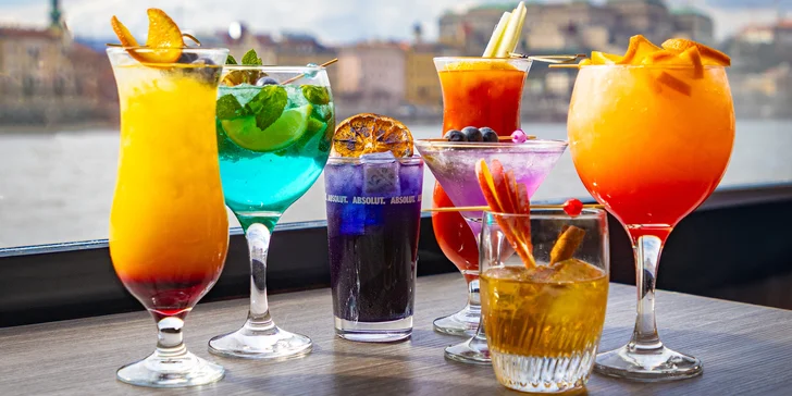 Vybírat budete z mnoha druhů, jako je třeba Mojito, Piña Colada, Dark&Stormy, Sex on the Beach, Fleur of the Valley, Cosmopolitan, Gin Tonic nebo Tequila Sunrise.