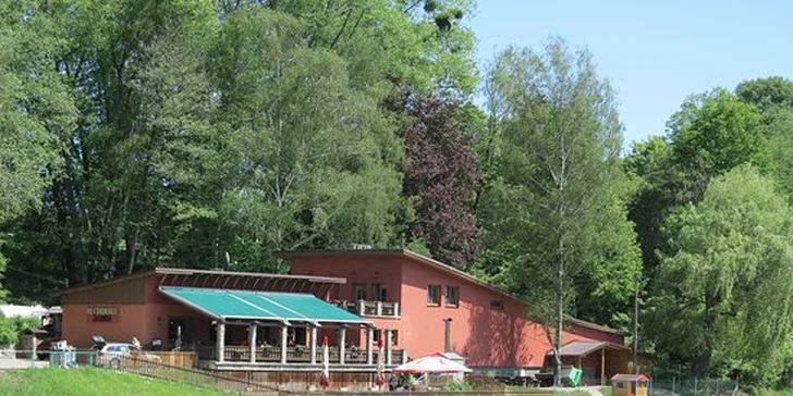 Hodovat budete v restauraci Sauna, která stojí na břehu rybníka.