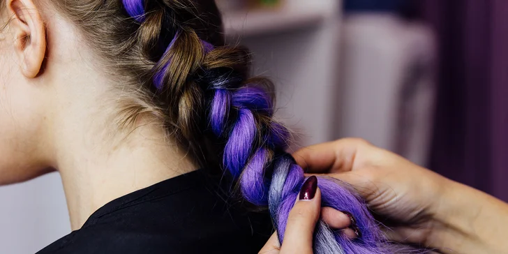 Vyzkoušejte tento nový trend a nechte si zaplést farmářské copy s nápletem, barvu a délku nápletu si vyberete na místě. 