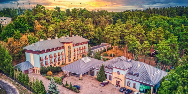 Hotel sa nachádza v pokojnom údolí uprostred lesnej záhrady.