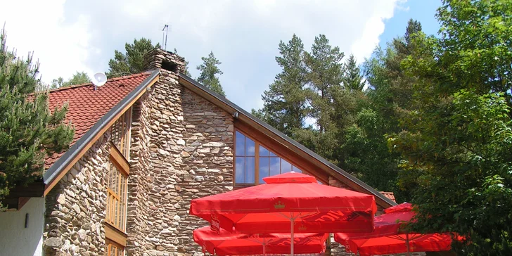 Restaurace se nachází v hlavní budově. 