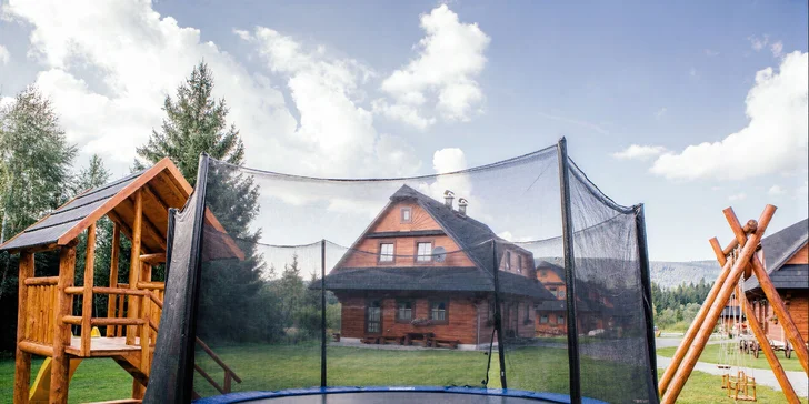 Děti se mohou vyřádit na trampolíně.