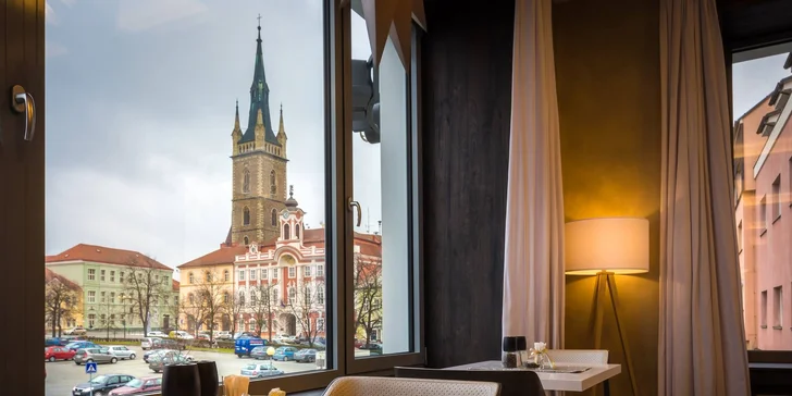 Hotel stojí přímo na náměstí.