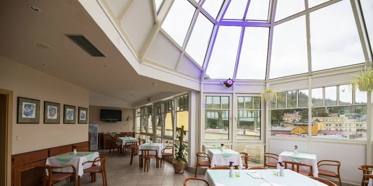 V ceně voucheru máte výborné polopenze, které se podávají v restauraci s výhledem na město.
