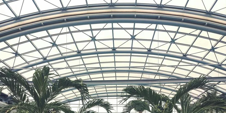 Jeden den můžete strávit i relaxem v největším wellness aquacentru ve východní Evropě.