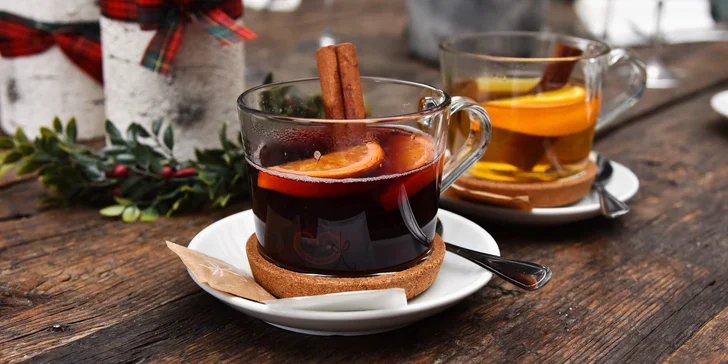 Horké nápoje u Staromáku: svařené víno nebo pumpkin spice latté s sebou