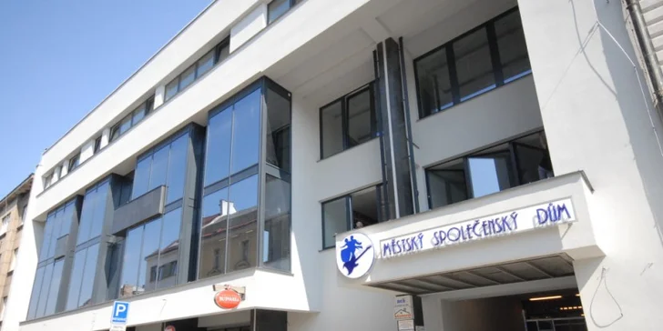 Kdekoliv se komici objeví, začne se budova brzy otřásat hurónským smíchem.