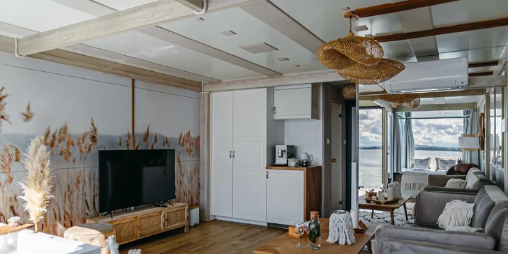Houseboaty jsou klimatizované, vybavené TV, mini věží i Wi-Fi. 