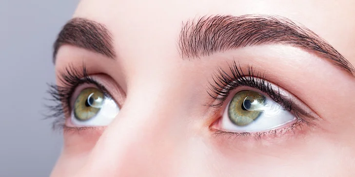 Permanentní make-up obočí pudrovou metodou nebo stínování rtů