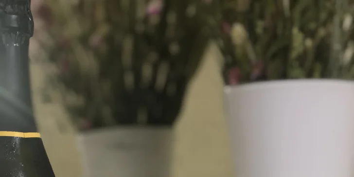 Sklenička prosecca báječně doladí odpočinkovou atmosféru.