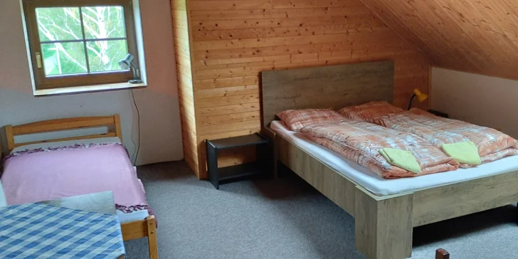 Pokoje jsou jednoduše zařízené, ale nechybí jim vlastní sociální zařízení.