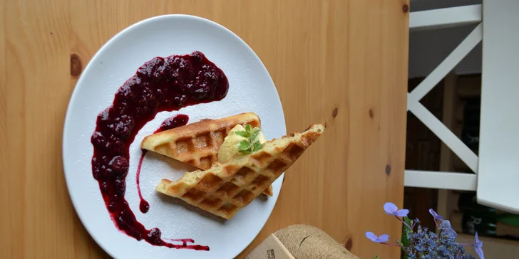 Jako dezert si dáte čerstvé vafle se zmrzlinou.