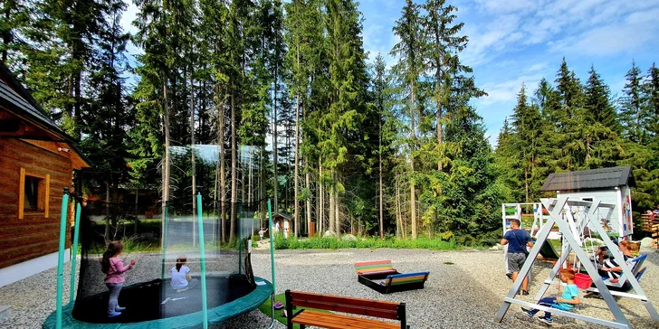 Děti mohou hrát na hřišti s pískovištěm a trampolínou. 