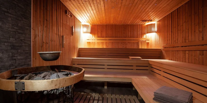 Součástí je také saunarium s 5 druhy saun, užít si můžete kosmetické či wellness služby (vše za příplatek).