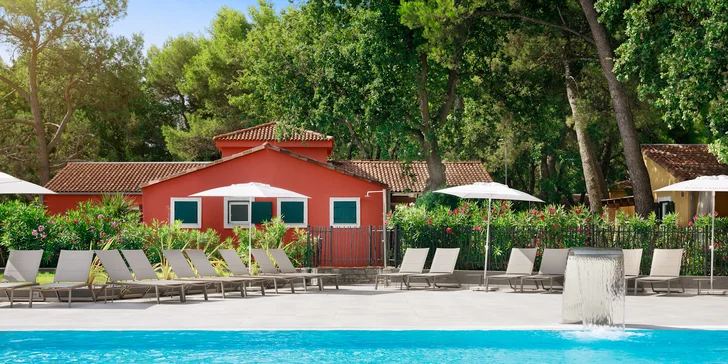 Samotný resort nabízí také areál Aqua Chill Out s venkovními bazény (se slanou i sladkou vodou a s hydromasážními prvky). 