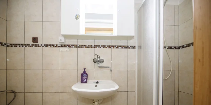 Súčasťou každej izby aj apartmánu je vlastné sociálne zariadenie.