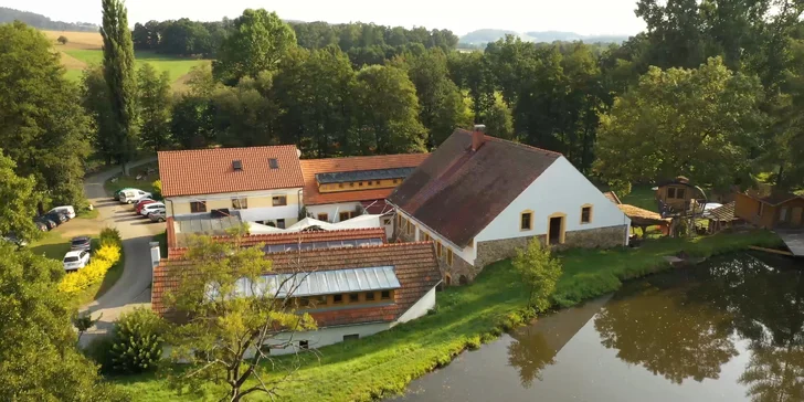Domeček je od penzionu asi minutu pěšky. 