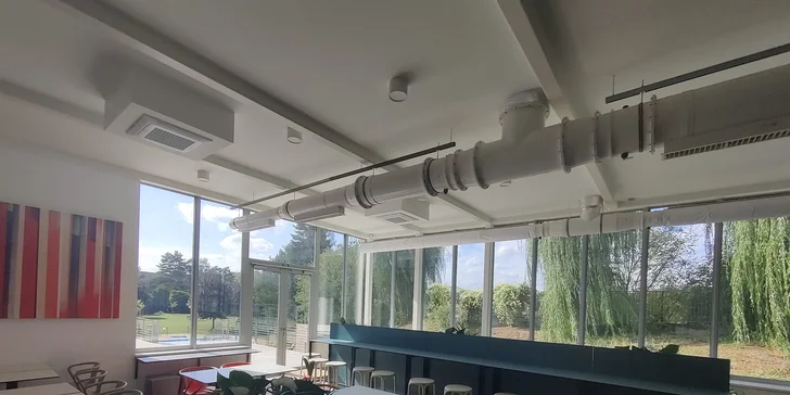 Občerstvení můžete spojit s návštěvou koupaliště nebo aquaparku a domluvit se, že si řízečky dáte v místním mokrém baru. 