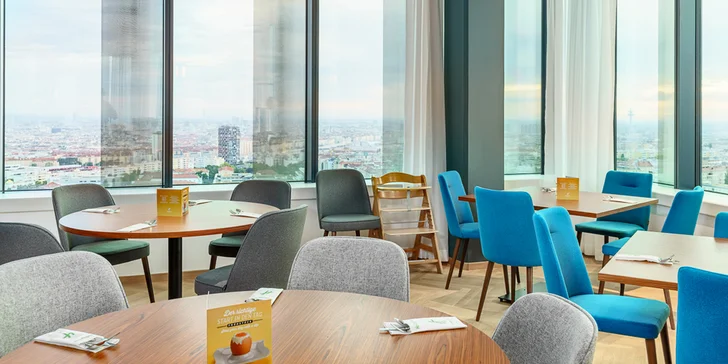 V rámci pobytu máte zajištěné snídaně. Restaurace se nachází ve vyšším patře a nabízí skvělé panoramatické výhledy.