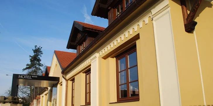 Hotel sídlí hned pod zámkem. Projít si můžete zámecký park i historickou budovu.