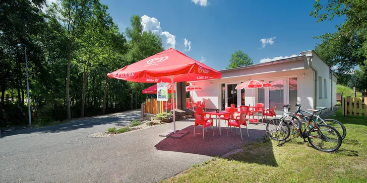 Okolí je plné cyklostezek, najdete tu i cyklostanici a kola vám případně rádi půjčí. 