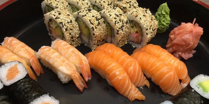 Výběr 36 kousků sushi servírovaný tradičním způsobem. 