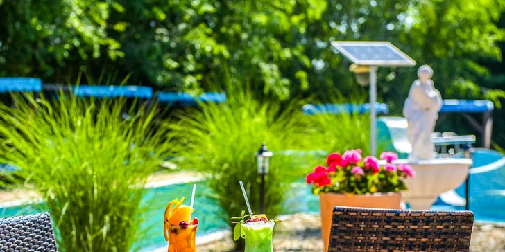 V hotelu se nachází letní areál s bazény, lehátky a wellness barem.