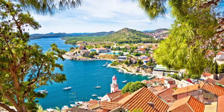 Po celou dobu budete bydlet v jednom hotelu, kde máte také polopenzi (na fotce Šibenik).
