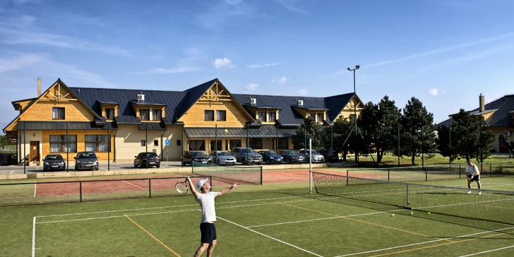 Staňte sa tenisovým kráľom a precvičte si backhand aj forehand.