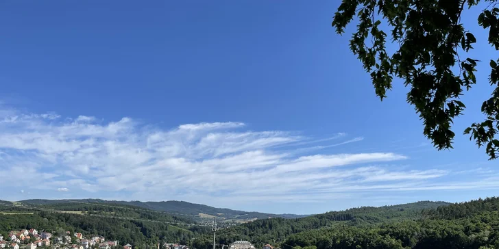 Luhačovice mají krásnou polohu mezi horami.