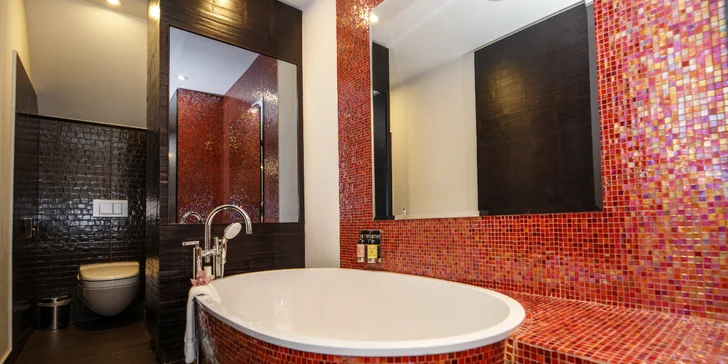 Relaxovať budete v dizajnovej priestrannej vani s mozaikou draka, špeciálne navrhnutej pre Buddha-Bar Hotel Prague.