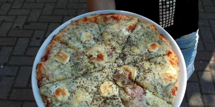 Pizza je vyráběná ručně a z čerstvých surovin.